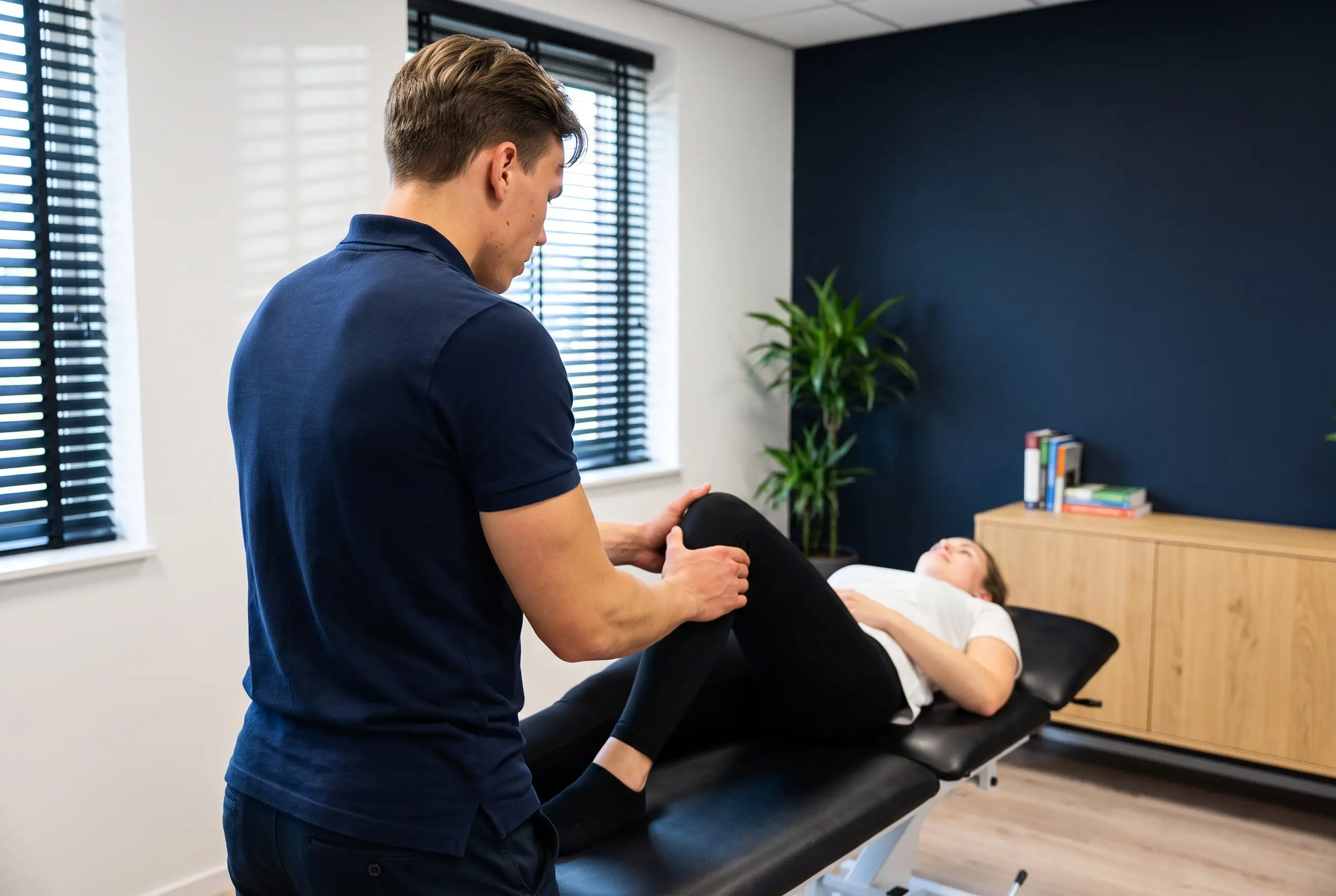 Olivier onderzoekt een knie.
