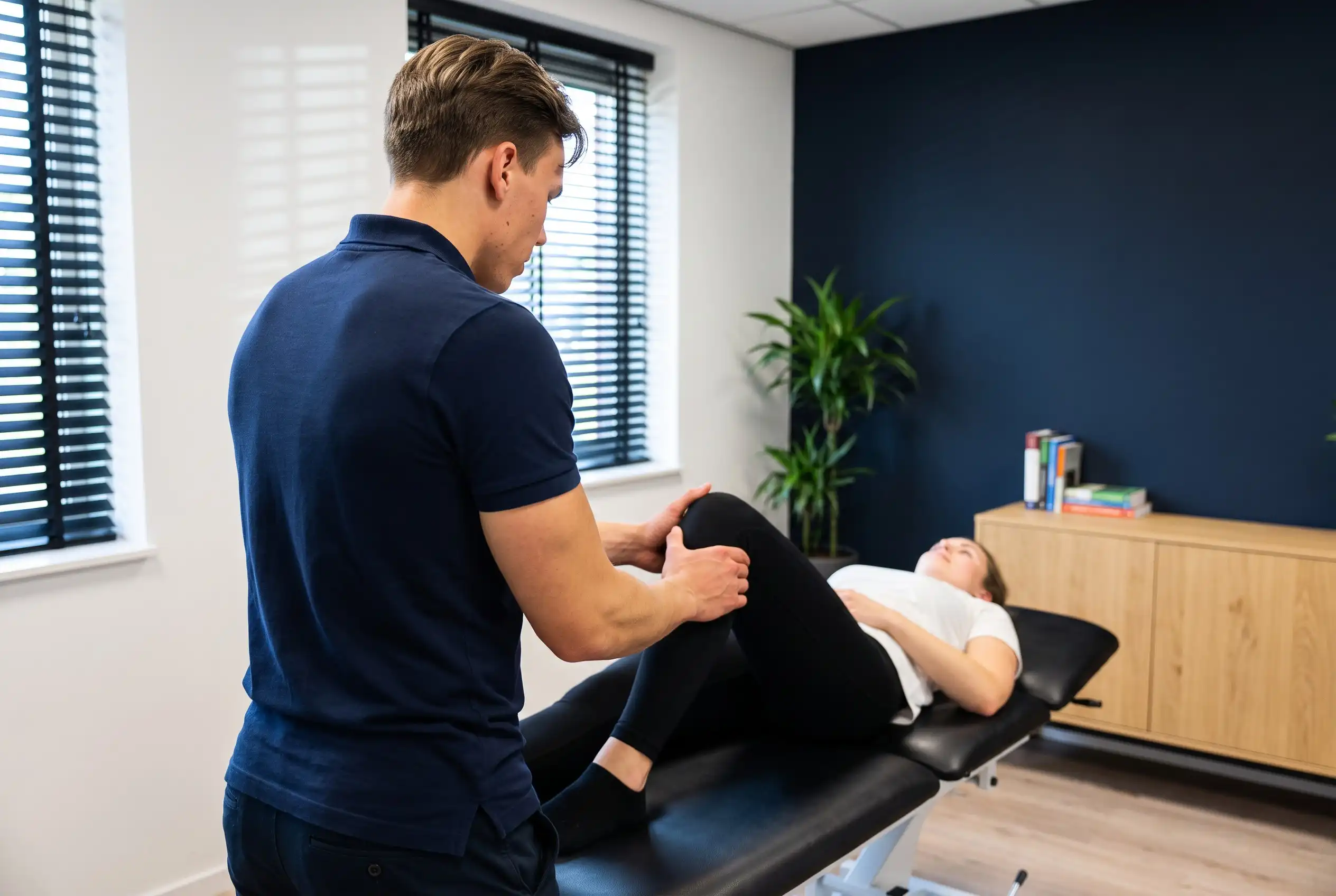 Olivier onderzoekt een knie.