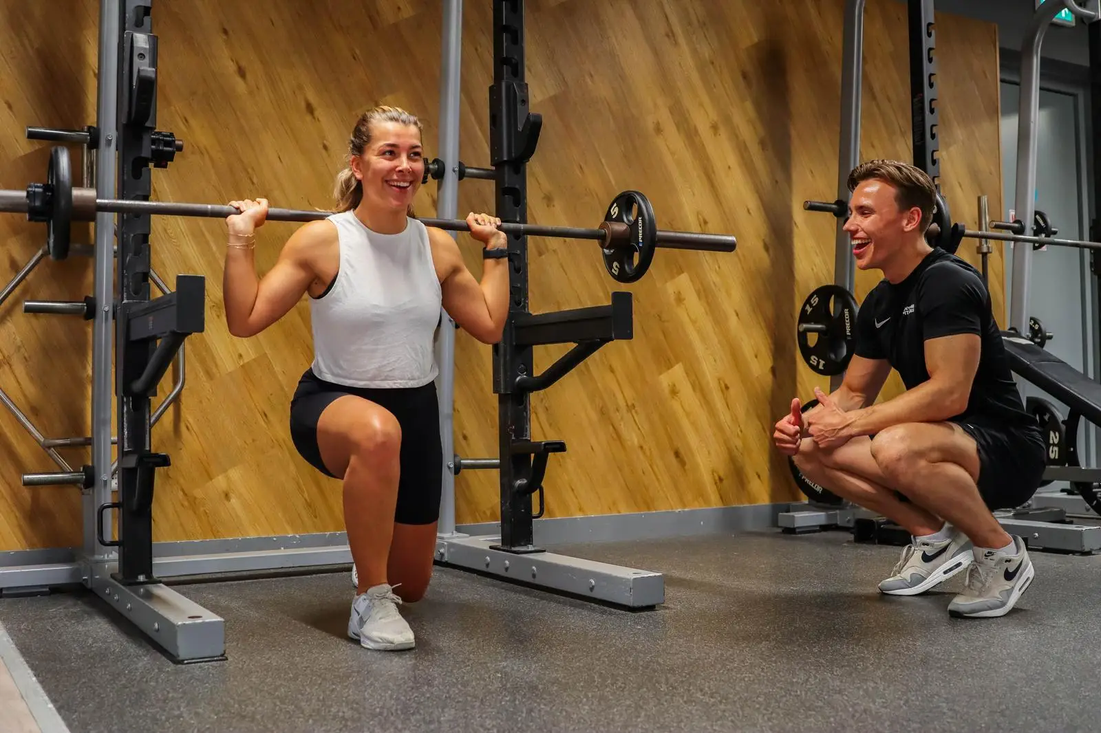 Olivier begeleidt een sporter bij een oefening.