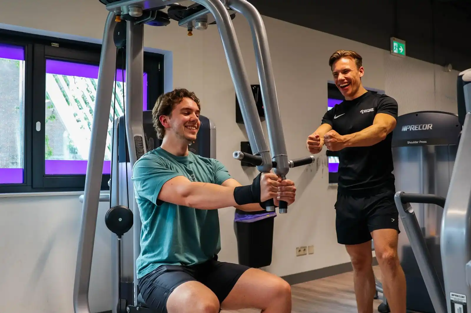 Olivier begeleidt een sporter bij een oefening.